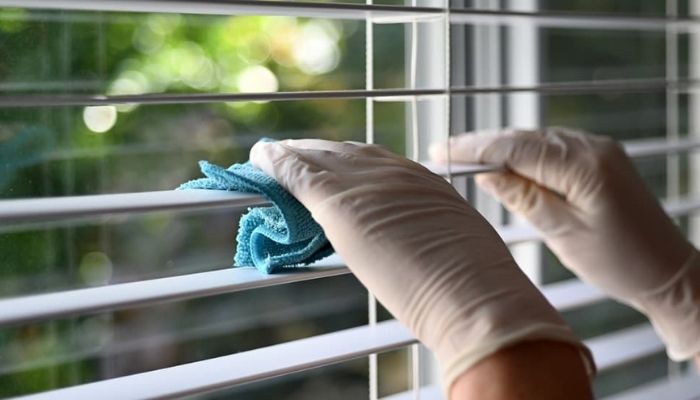 membersihkan roller blind