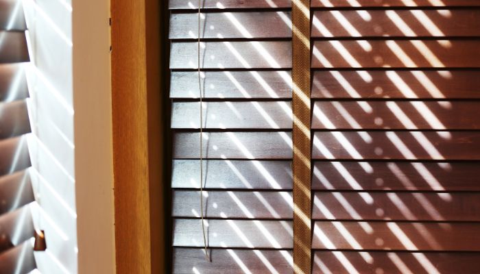 perawatan roller blind kayu